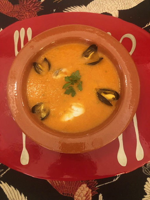 Photo d'une assiette de soupe à table